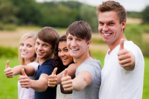 motiviertes team zeigt daumen hoch